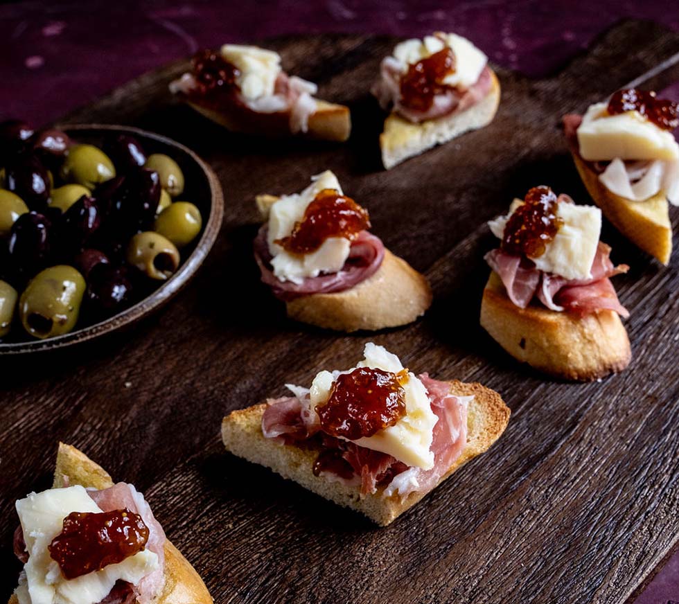 CRANBERRY PRESERVES, OLIVE & PROSCIUTTO WITH AGED RESERVE CHEDDAR
